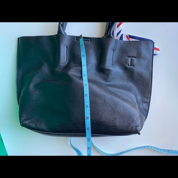 ✨SOLD✨Black faux-leather handbag - Picture 6 of 7